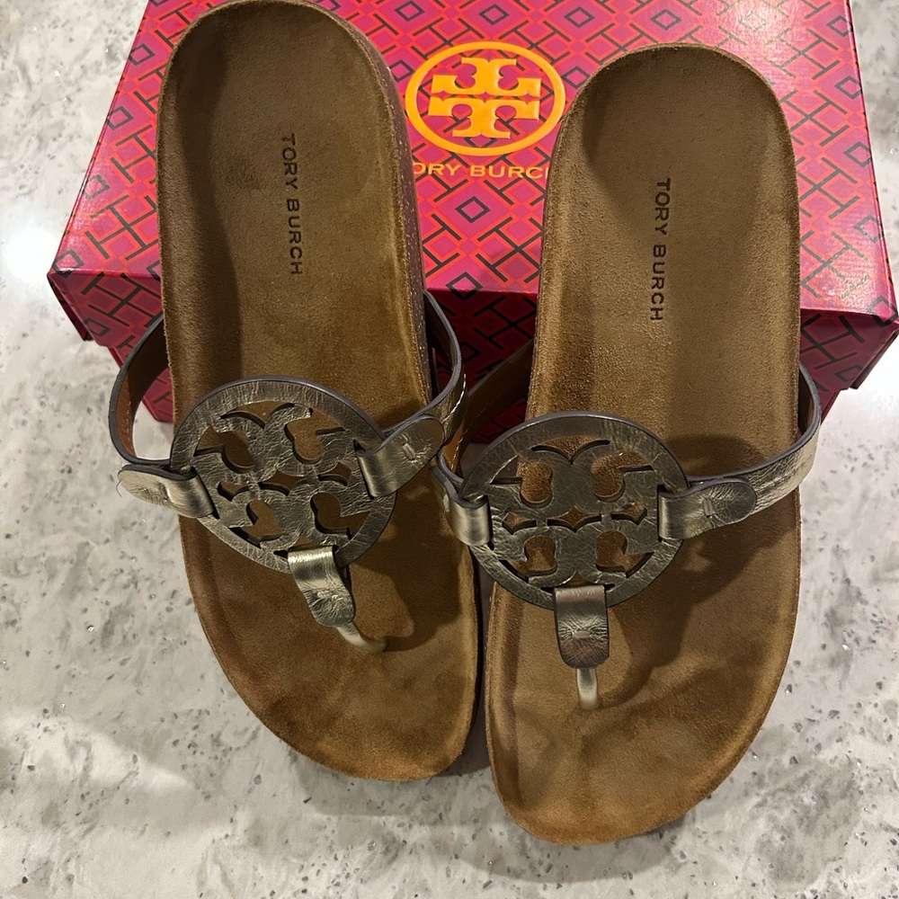 NWT Tory Burch Spark Gold Metallic Sandals Size 7.5 - Picture 2 of 7
